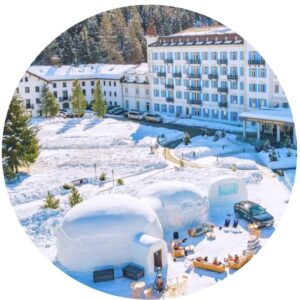 Unsere Iglus sind mehr als Bauwerke. Sie sind Erlebnisräume für exklusive Winter Events . Ob als Lounge, Pop up Bar, Eventlokal, Disco oder Kunstgalerie – massgeschneidert, einzigartig und voller Atmosphäre. Für alle, die ihren Gästen ein aussergewöhnliches Wintererlebnis bieten möchten, das bleibt.